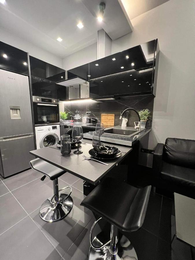 Luxury Black And White Interior Apartments Kalamata Zewnętrze zdjęcie