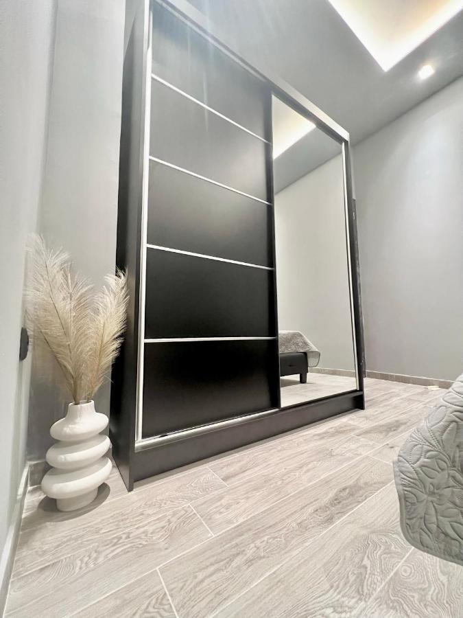 Luxury Black And White Interior Apartments Kalamata Zewnętrze zdjęcie